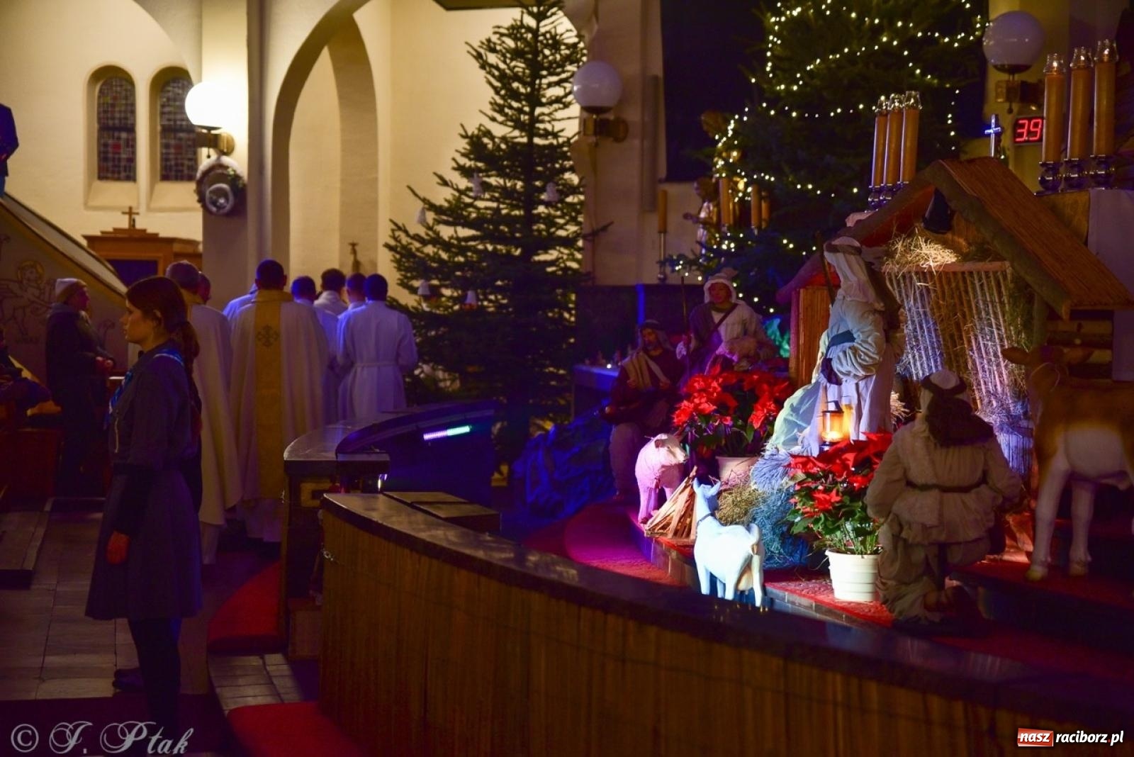Zdjęcie w galerii na portalu naszraciborz.pl: Pasterka w okrąglaku: figura Dzieciątka w żłóbku i zapowiedź wieczoru kolęd [FOTO i WIDEO] wiadomości z regionu