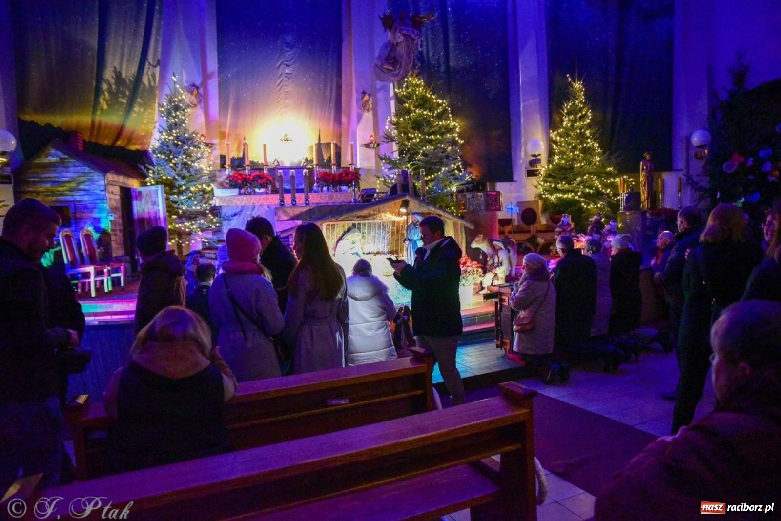 Zdjęcie w galerii na portalu naszraciborz.pl: Pasterka w okrąglaku: figura Dzieciątka w żłóbku i zapowiedź wieczoru kolęd [FOTO i WIDEO] wiadomości z regionu