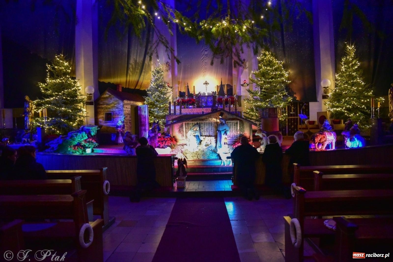 Zdjęcie w galerii na portalu naszraciborz.pl: Pasterka w okrąglaku: figura Dzieciątka w żłóbku i zapowiedź wieczoru kolęd [FOTO i WIDEO] wiadomości z regionu