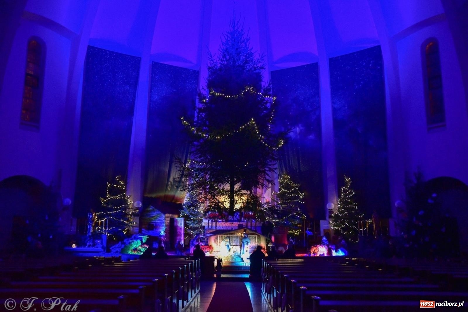 Zdjęcie w galerii na portalu naszraciborz.pl: Pasterka w okrąglaku: figura Dzieciątka w żłóbku i zapowiedź wieczoru kolęd [FOTO i WIDEO] wiadomości z regionu