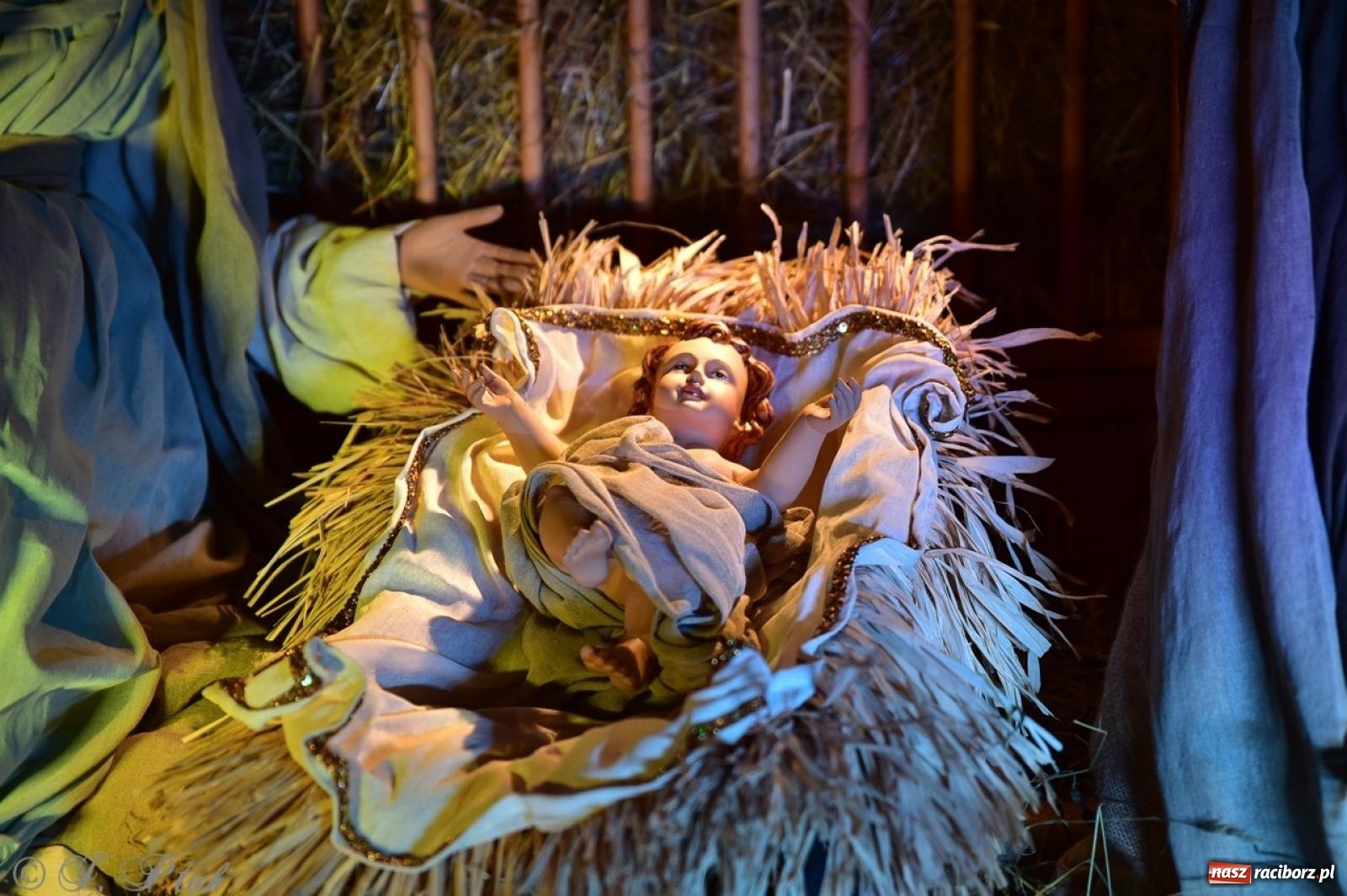 Zdjęcie w galerii na portalu naszraciborz.pl: Pasterka w okrąglaku: figura Dzieciątka w żłóbku i zapowiedź wieczoru kolęd [FOTO i WIDEO] wiadomości z regionu