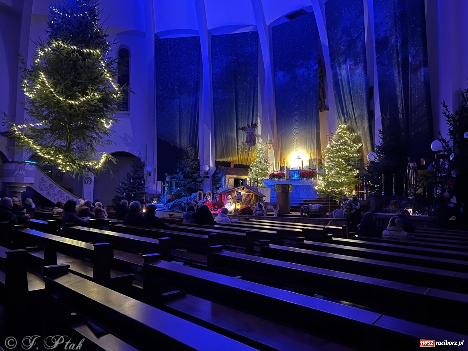 Zdjęcie w galerii na portalu naszraciborz.pl: Pasterka w okrąglaku: figura Dzieciątka w żłóbku i zapowiedź wieczoru kolęd [FOTO i WIDEO] wiadomości z regionu