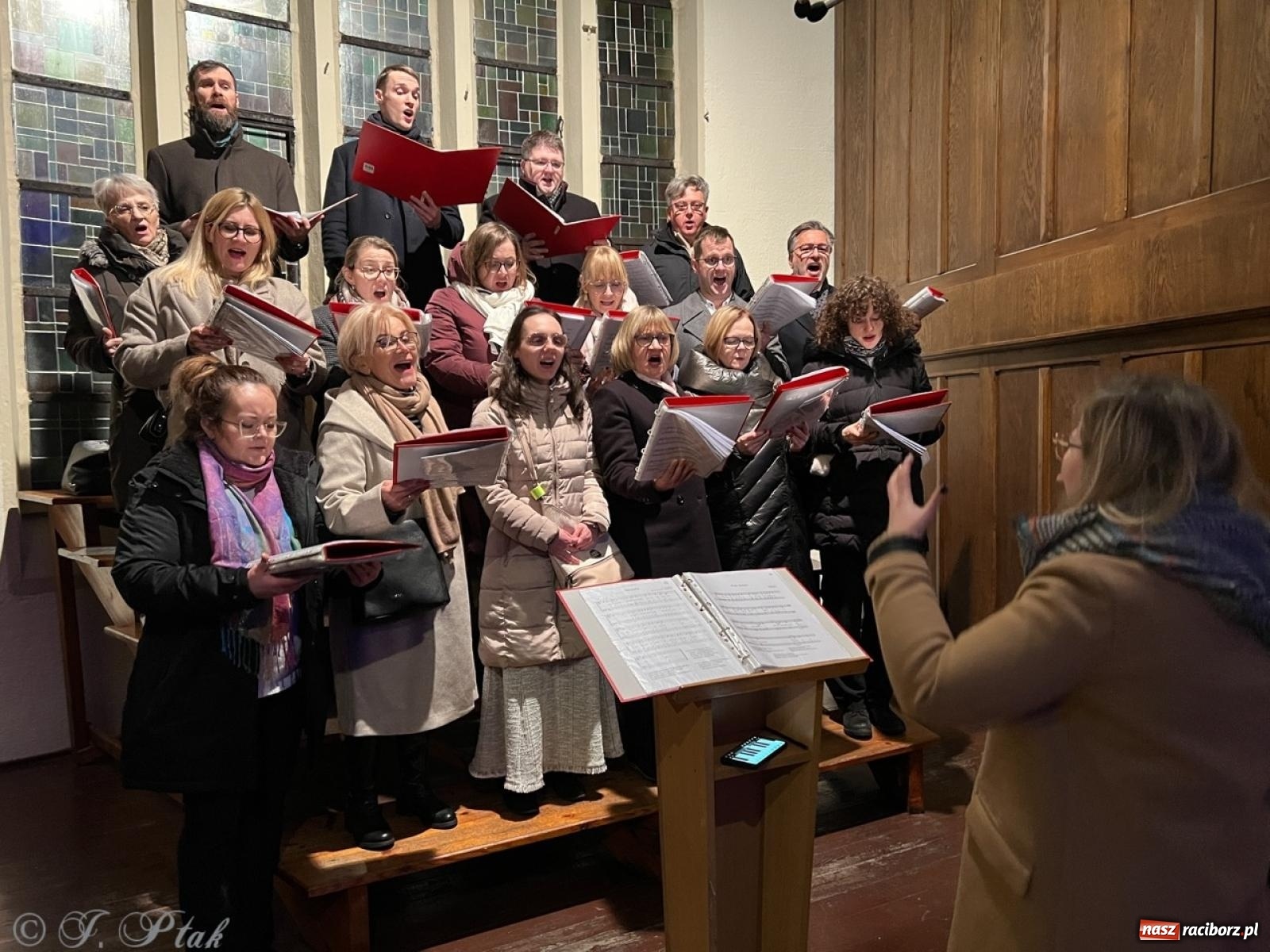Zdjęcie w galerii na portalu naszraciborz.pl: Pasterka w okrąglaku: figura Dzieciątka w żłóbku i zapowiedź wieczoru kolęd [FOTO i WIDEO] wiadomości z regionu