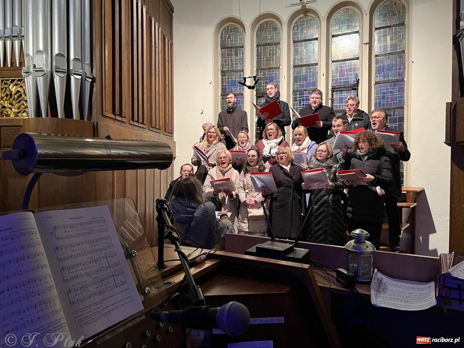 Zdjęcie w galerii na portalu naszraciborz.pl: Pasterka w okrąglaku: figura Dzieciątka w żłóbku i zapowiedź wieczoru kolęd [FOTO i WIDEO] wiadomości z regionu