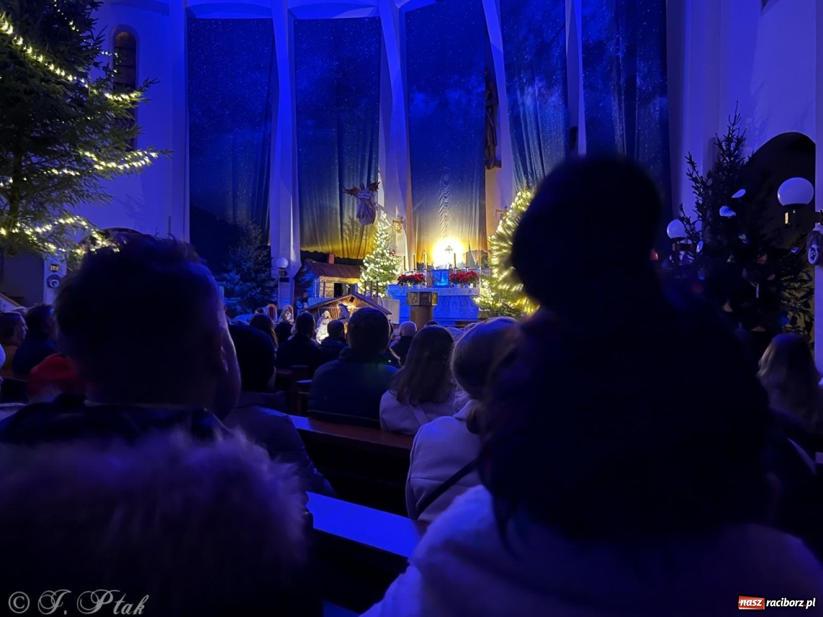 Zdjęcie w galerii na portalu naszraciborz.pl: Pasterka w okrąglaku: figura Dzieciątka w żłóbku i zapowiedź wieczoru kolęd [FOTO i WIDEO] wiadomości z regionu