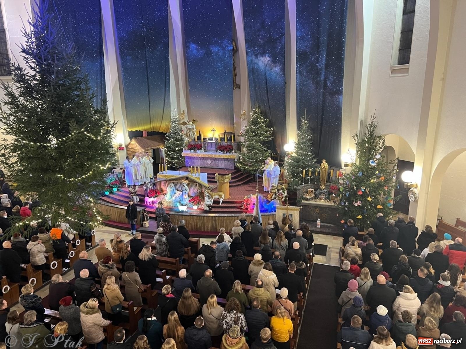 Zdjęcie w galerii na portalu naszraciborz.pl: Pasterka w okrąglaku: figura Dzieciątka w żłóbku i zapowiedź wieczoru kolęd [FOTO i WIDEO] wiadomości z regionu