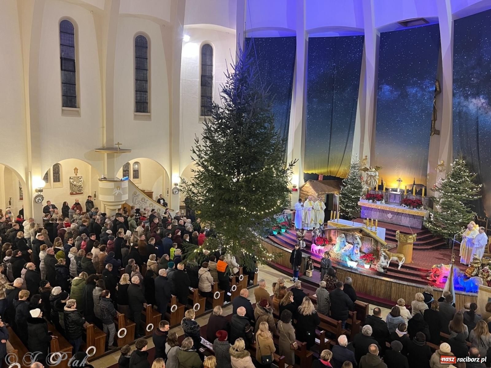 Zdjęcie w galerii na portalu naszraciborz.pl: Pasterka w okrąglaku: figura Dzieciątka w żłóbku i zapowiedź wieczoru kolęd [FOTO i WIDEO] wiadomości z regionu