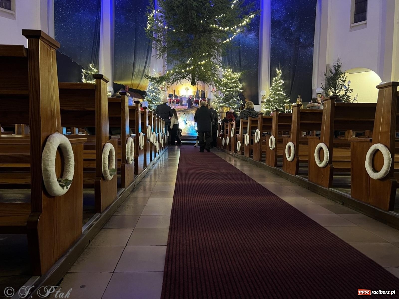 Zdjęcie w galerii na portalu naszraciborz.pl: Pasterka w okrąglaku: figura Dzieciątka w żłóbku i zapowiedź wieczoru kolęd [FOTO i WIDEO] wiadomości z regionu