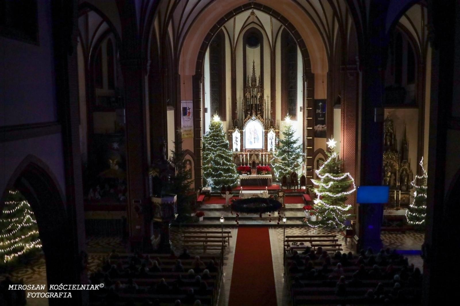 Zdjęcie w galerii na portalu naszraciborz.pl: Pasterka w Starej Wsi: Wspólne świętowanie w kościele św. Mikołaja wiadomości z regionu