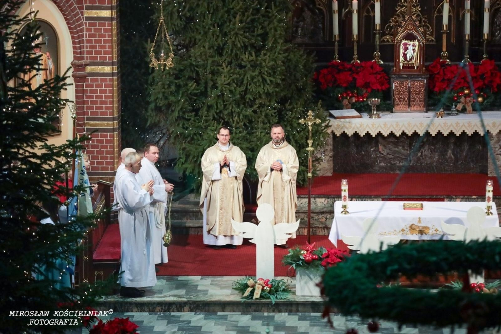 Zdjęcie w galerii na portalu naszraciborz.pl: Pasterka w Starej Wsi: Wspólne świętowanie w kościele św. Mikołaja wiadomości z regionu