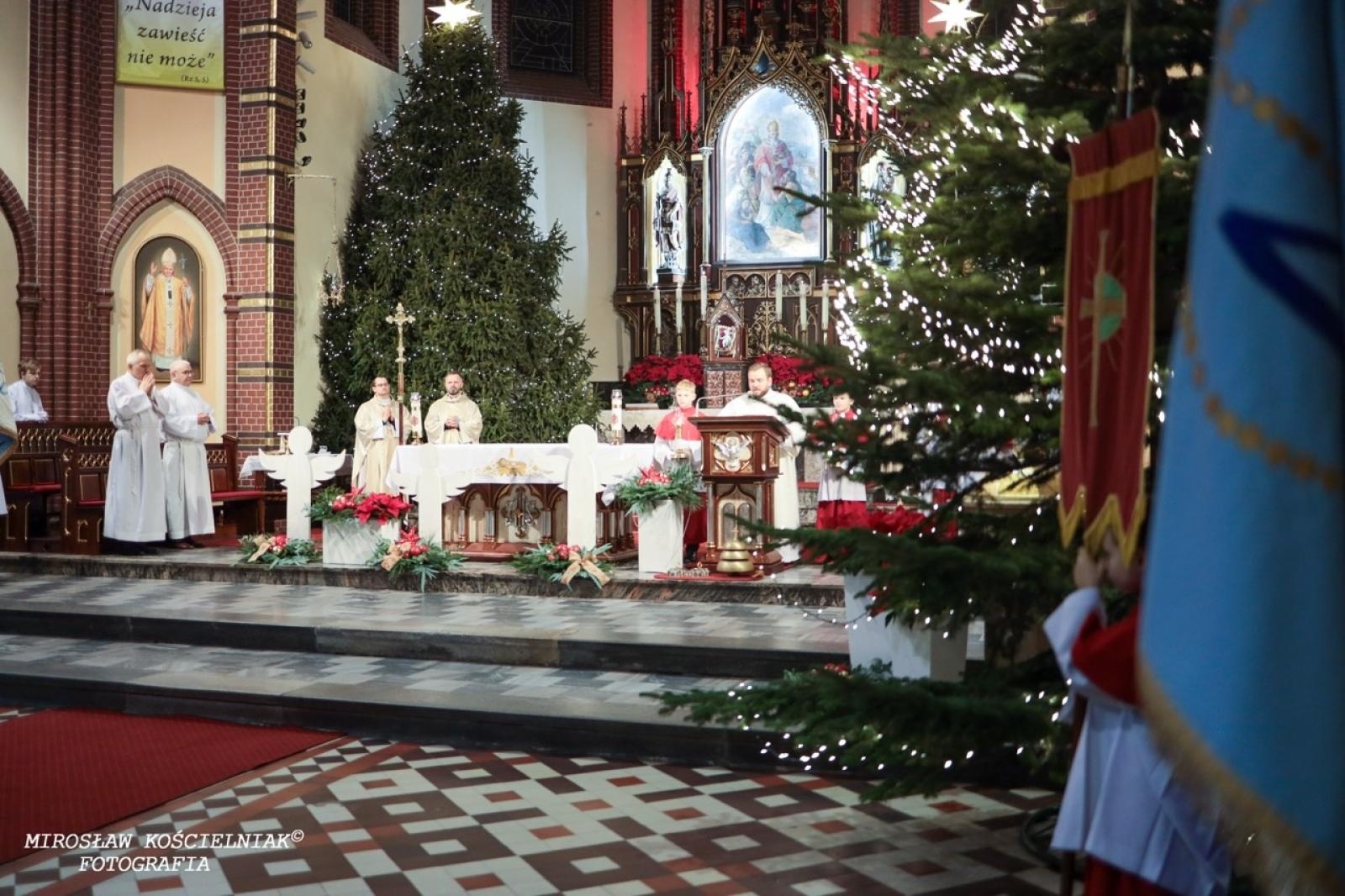 Zdjęcie w galerii na portalu naszraciborz.pl: Pasterka w Starej Wsi: Wspólne świętowanie w kościele św. Mikołaja wiadomości z regionu