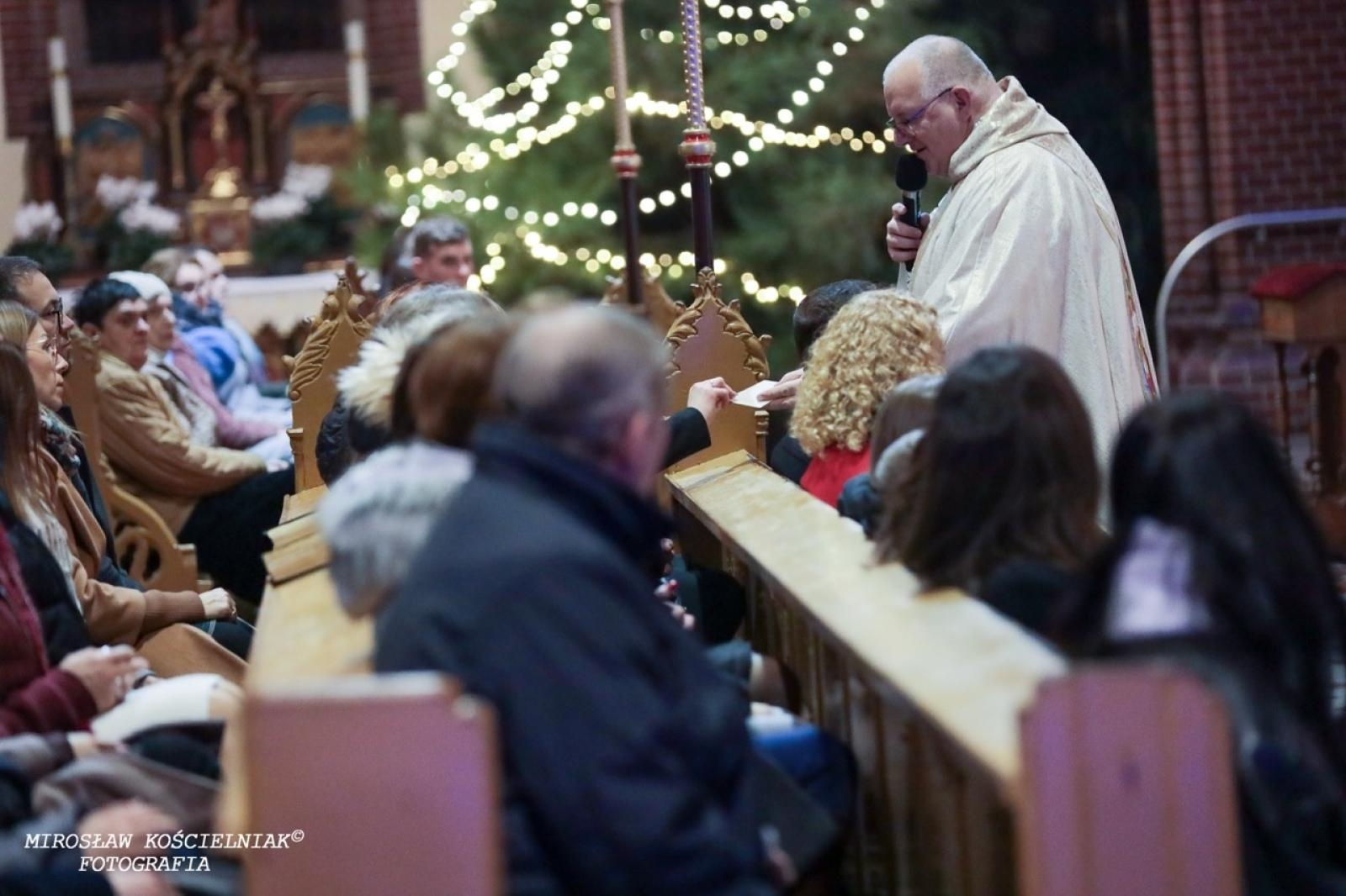 Zdjęcie w galerii na portalu naszraciborz.pl: Pasterka w Starej Wsi: Wspólne świętowanie w kościele św. Mikołaja wiadomości z regionu
