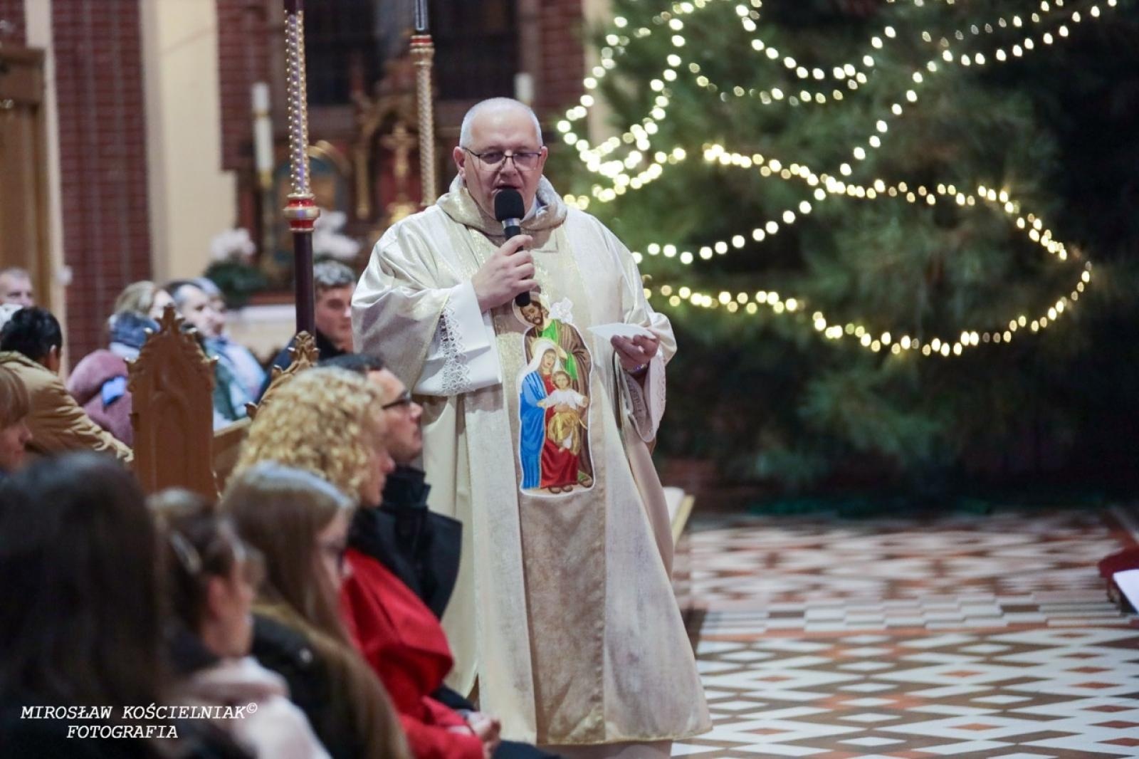 Zdjęcie w galerii na portalu naszraciborz.pl: Pasterka w Starej Wsi: Wspólne świętowanie w kościele św. Mikołaja wiadomości z regionu