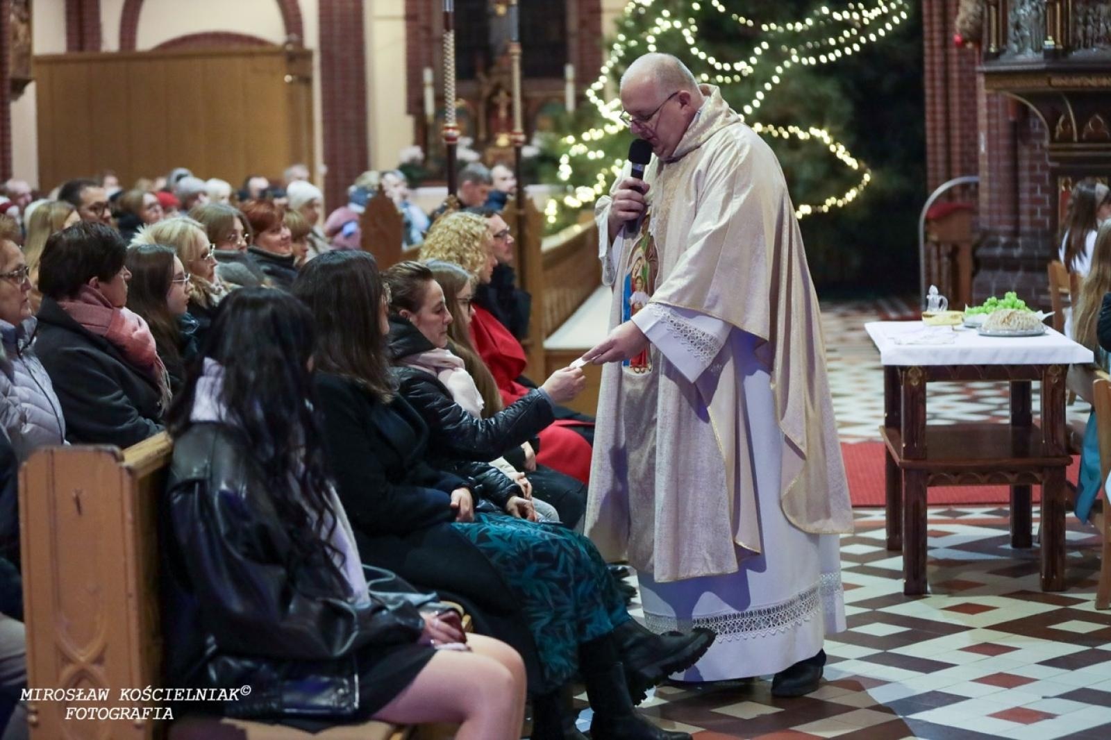 Zdjęcie w galerii na portalu naszraciborz.pl: Pasterka w Starej Wsi: Wspólne świętowanie w kościele św. Mikołaja wiadomości z regionu