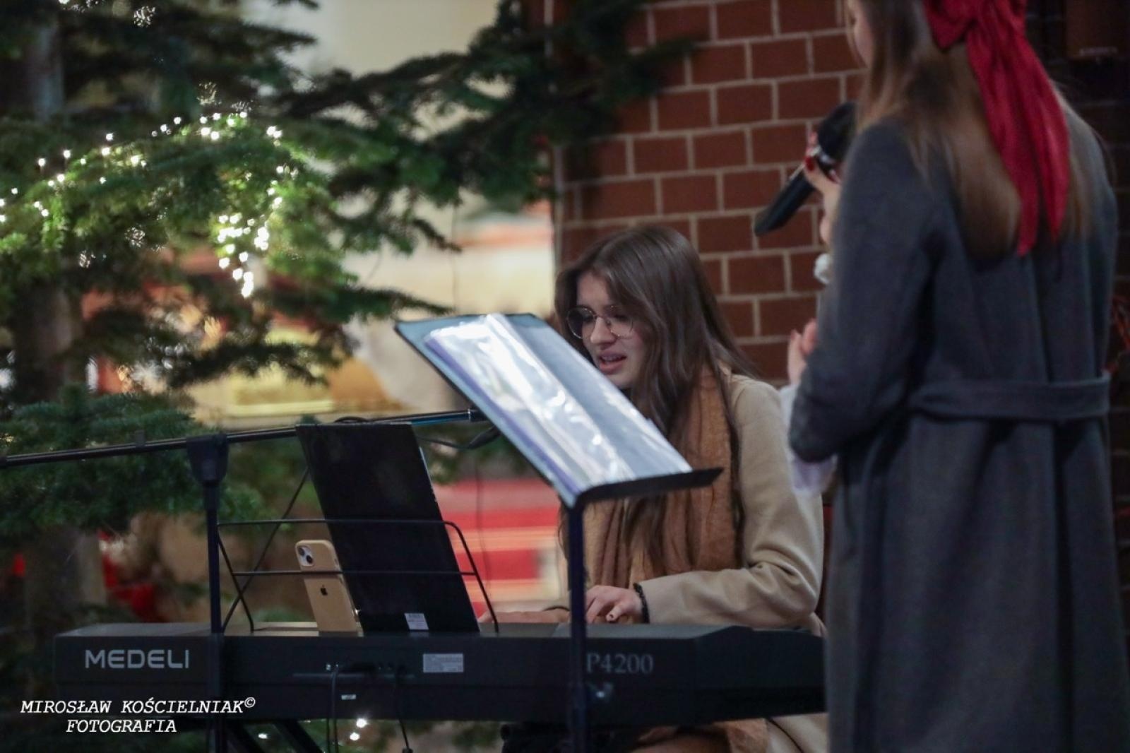 Zdjęcie w galerii na portalu naszraciborz.pl: Pasterka w Starej Wsi: Wspólne świętowanie w kościele św. Mikołaja wiadomości z regionu