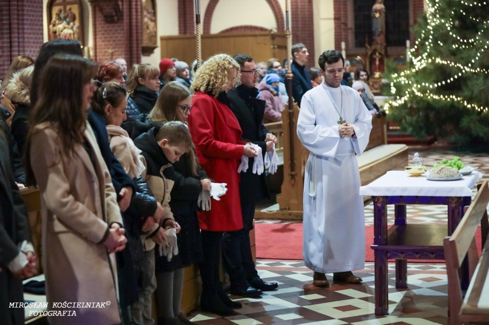 Zdjęcie w galerii na portalu naszraciborz.pl: Pasterka w Starej Wsi: Wspólne świętowanie w kościele św. Mikołaja wiadomości z regionu