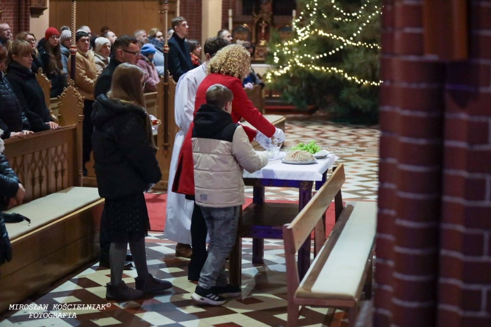 Zdjęcie w galerii na portalu naszraciborz.pl: Pasterka w Starej Wsi: Wspólne świętowanie w kościele św. Mikołaja wiadomości z regionu