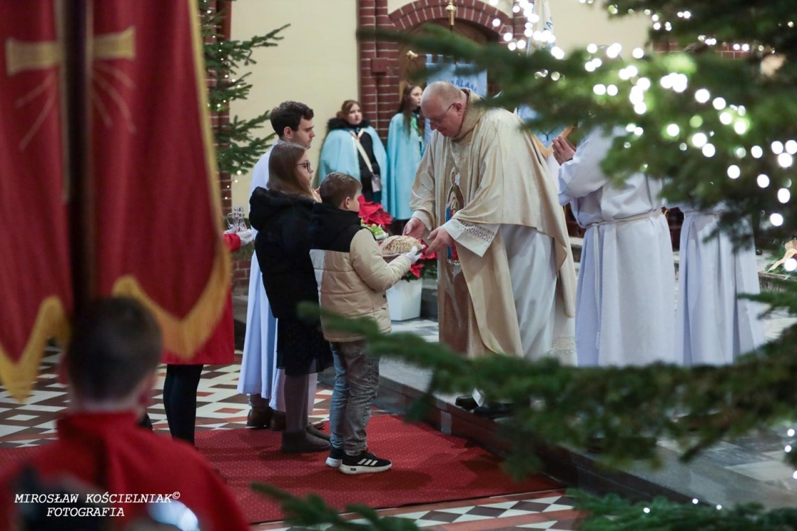 Zdjęcie w galerii na portalu naszraciborz.pl: Pasterka w Starej Wsi: Wspólne świętowanie w kościele św. Mikołaja wiadomości z regionu