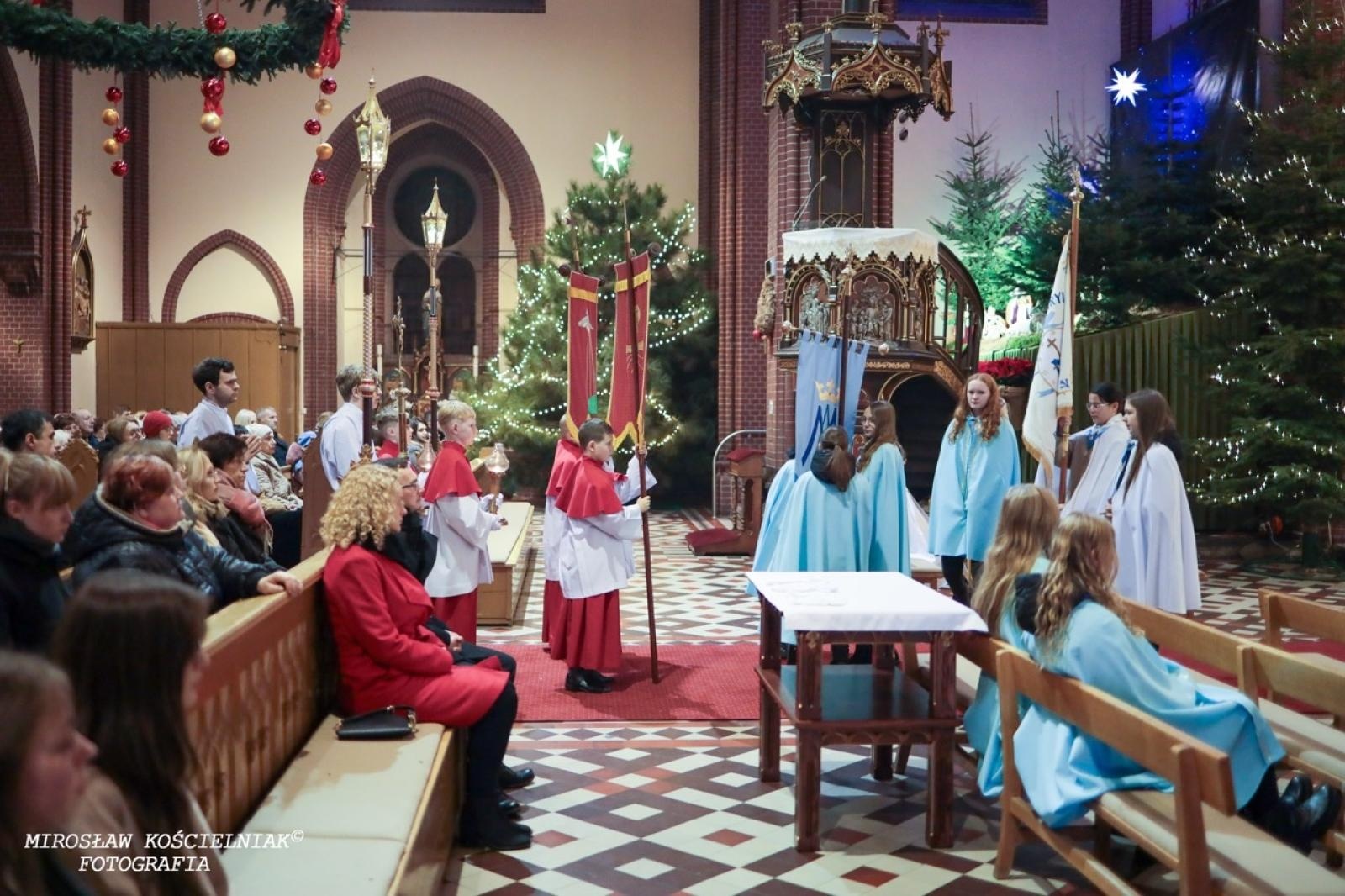 Zdjęcie w galerii na portalu naszraciborz.pl: Pasterka w Starej Wsi: Wspólne świętowanie w kościele św. Mikołaja wiadomości z regionu