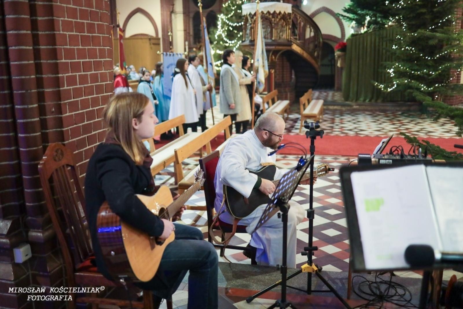 Zdjęcie w galerii na portalu naszraciborz.pl: Pasterka w Starej Wsi: Wspólne świętowanie w kościele św. Mikołaja wiadomości z regionu