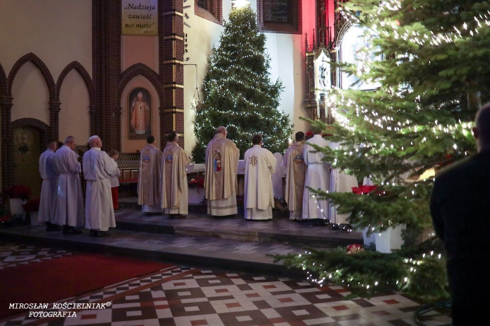 Zdjęcie w galerii na portalu naszraciborz.pl: Pasterka w Starej Wsi: Wspólne świętowanie w kościele św. Mikołaja wiadomości z regionu