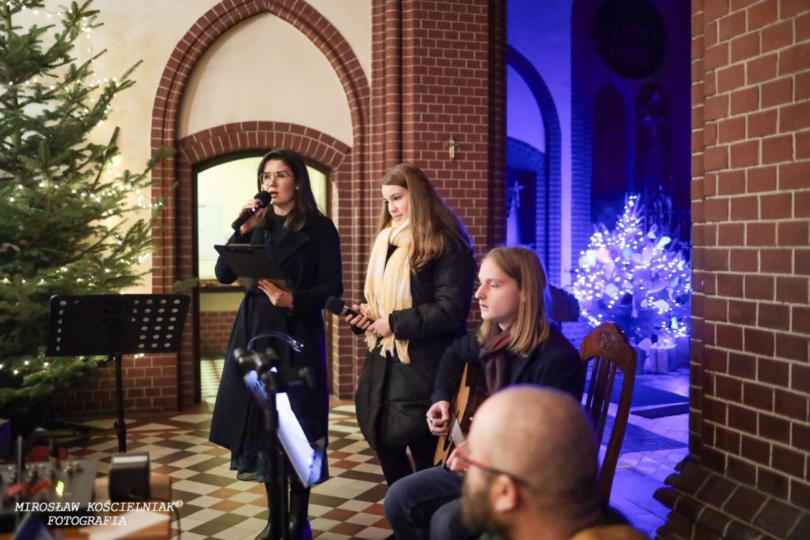 Zdjęcie w galerii na portalu naszraciborz.pl: Pasterka w Starej Wsi: Wspólne świętowanie w kościele św. Mikołaja wiadomości z regionu