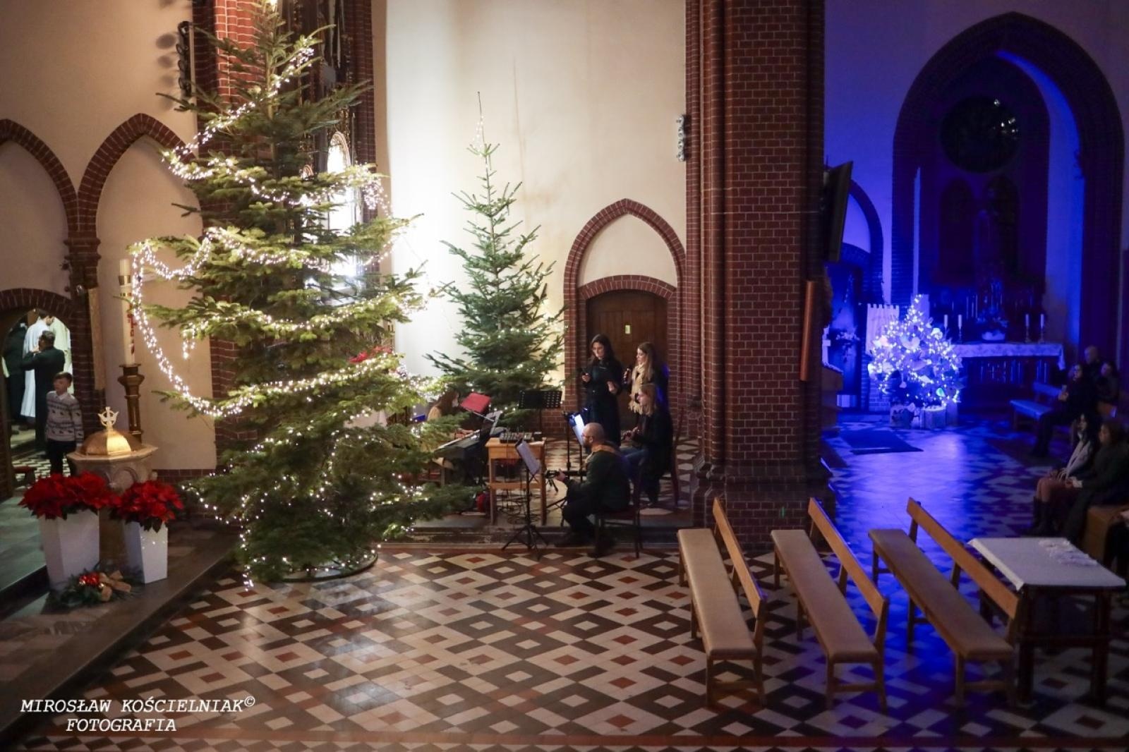 Zdjęcie w galerii na portalu naszraciborz.pl: Pasterka w Starej Wsi: Wspólne świętowanie w kościele św. Mikołaja wiadomości z regionu