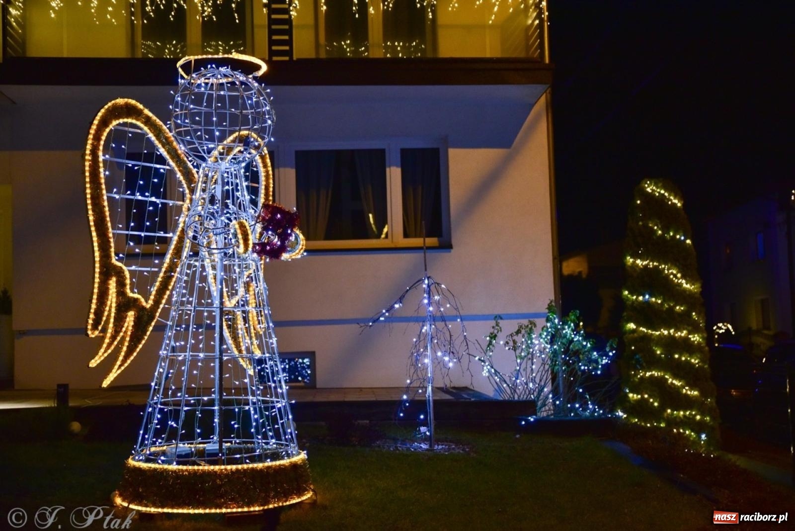 Zdjęcie w galerii na portalu naszraciborz.pl: Śląskie Griswoldowo, czyli Nowa Wioska zaprasza do świątecznego świata iluminacji wiadomości z regionu