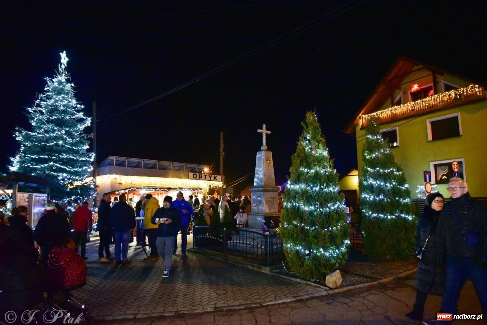 Zdjęcie w galerii na portalu naszraciborz.pl: Śląskie Griswoldowo, czyli Nowa Wioska zaprasza do świątecznego świata iluminacji wiadomości z regionu