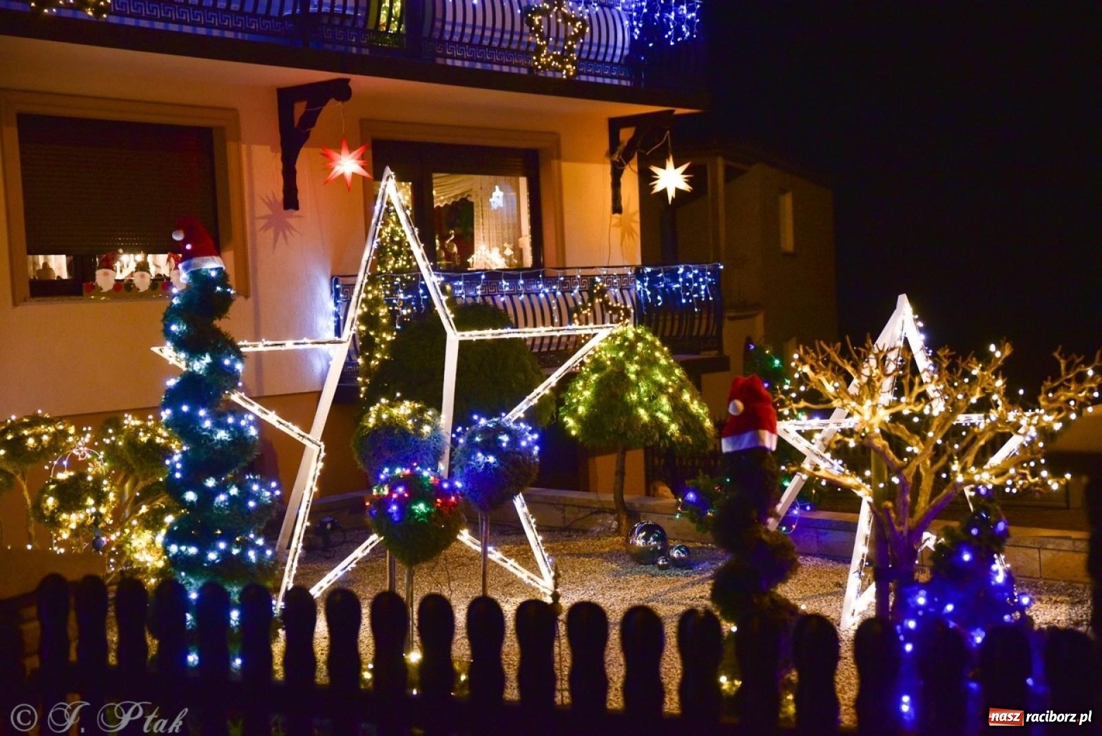 Zdjęcie w galerii na portalu naszraciborz.pl: Śląskie Griswoldowo, czyli Nowa Wioska zaprasza do świątecznego świata iluminacji wiadomości z regionu