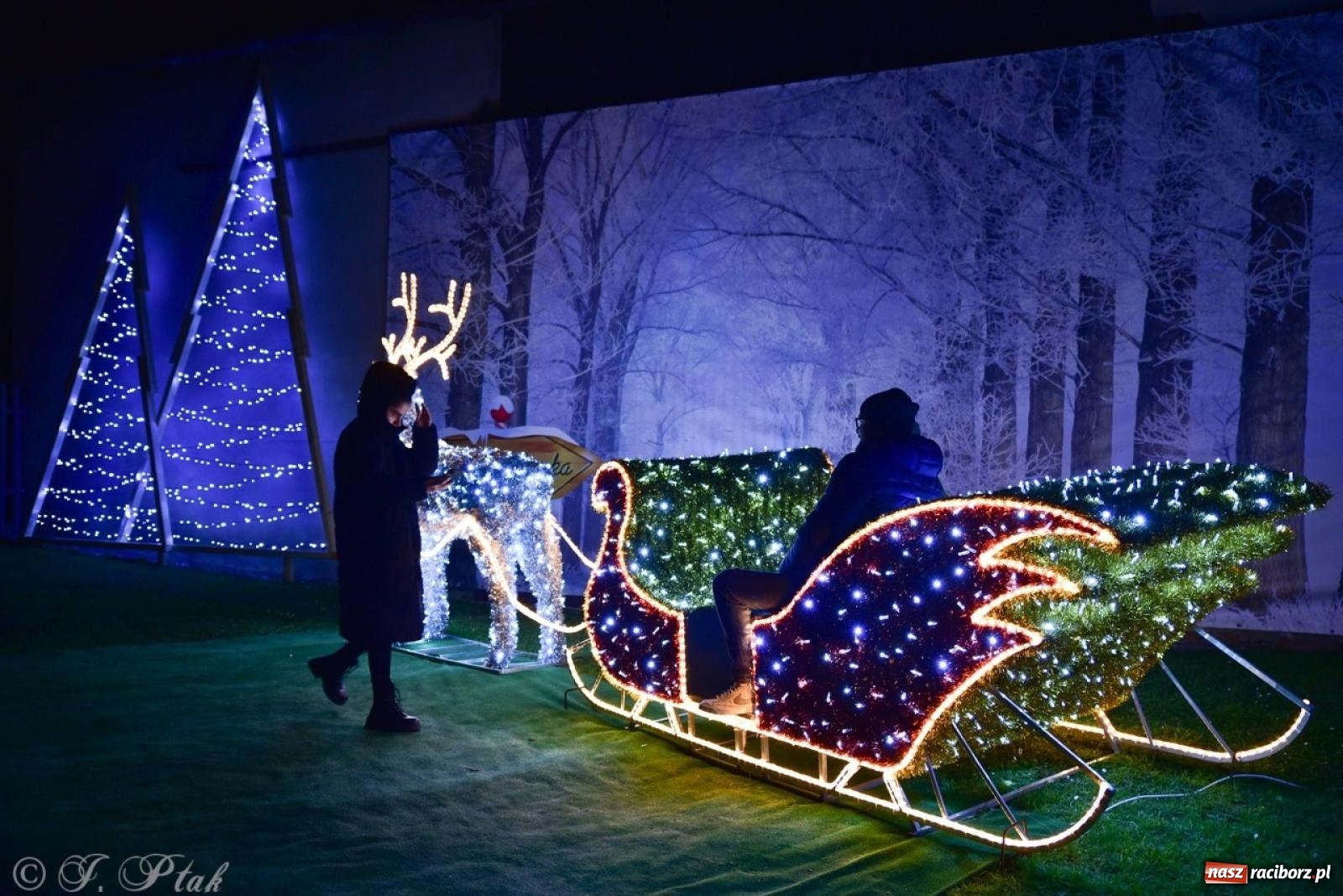 Zdjęcie w galerii na portalu naszraciborz.pl: Śląskie Griswoldowo, czyli Nowa Wioska zaprasza do świątecznego świata iluminacji wiadomości z regionu