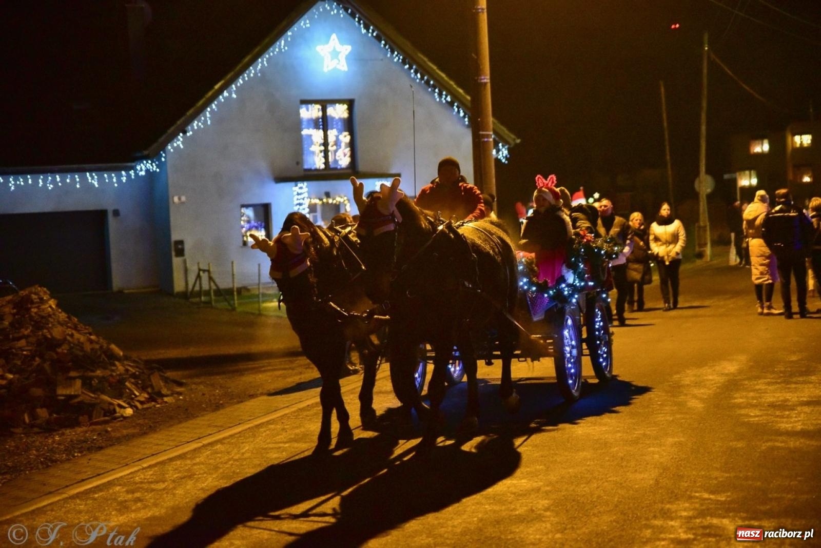 Zdjęcie w galerii na portalu naszraciborz.pl: Śląskie Griswoldowo, czyli Nowa Wioska zaprasza do świątecznego świata iluminacji wiadomości z regionu
