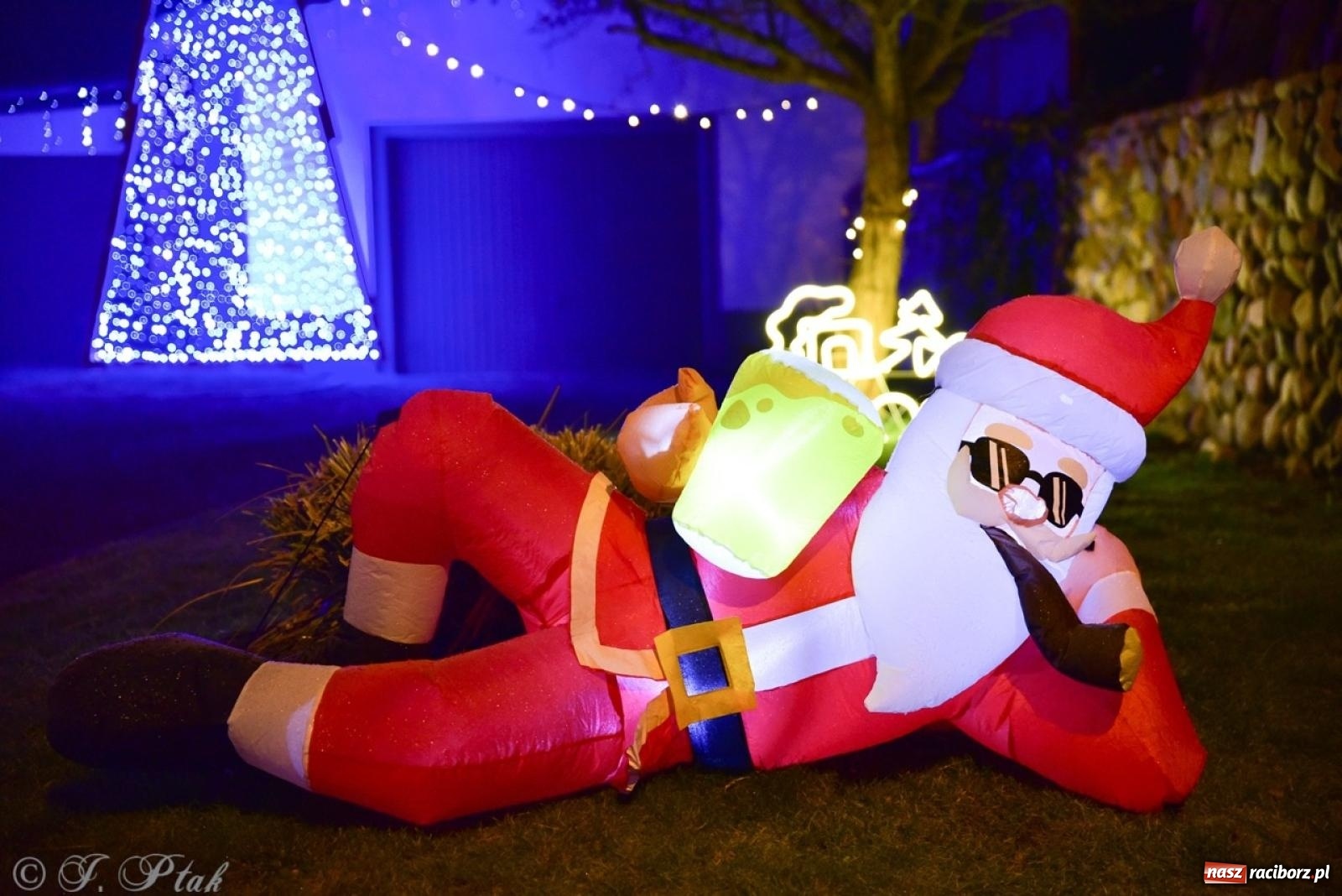 Zdjęcie w galerii na portalu naszraciborz.pl: Śląskie Griswoldowo, czyli Nowa Wioska zaprasza do świątecznego świata iluminacji wiadomości z regionu