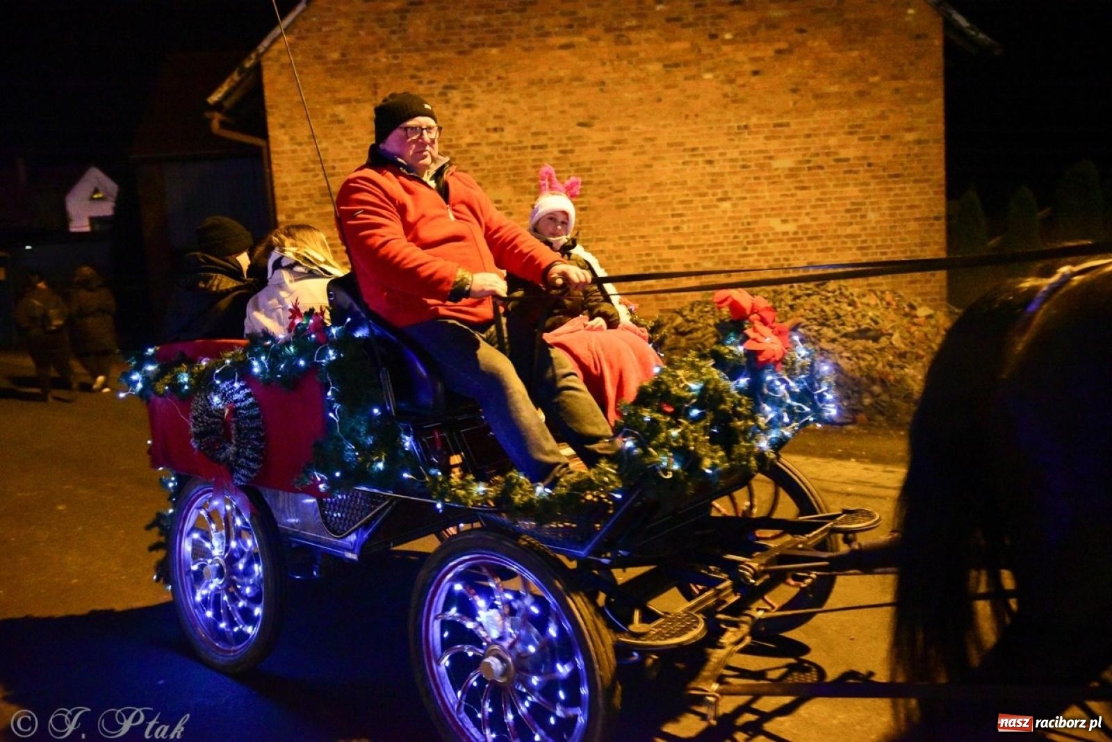 Zdjęcie w galerii na portalu naszraciborz.pl: Śląskie Griswoldowo, czyli Nowa Wioska zaprasza do świątecznego świata iluminacji wiadomości z regionu