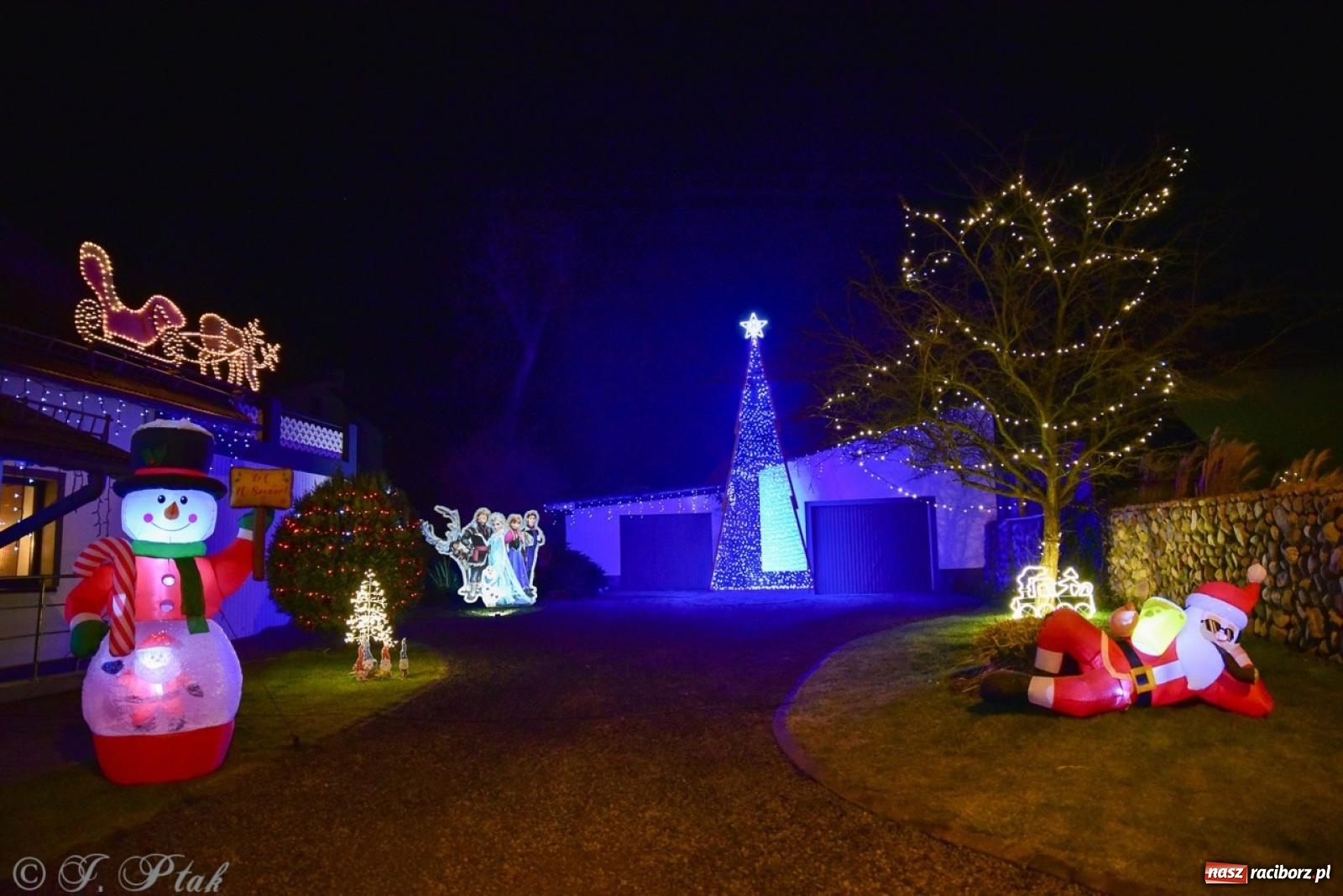 Zdjęcie w galerii na portalu naszraciborz.pl: Śląskie Griswoldowo, czyli Nowa Wioska zaprasza do świątecznego świata iluminacji wiadomości z regionu