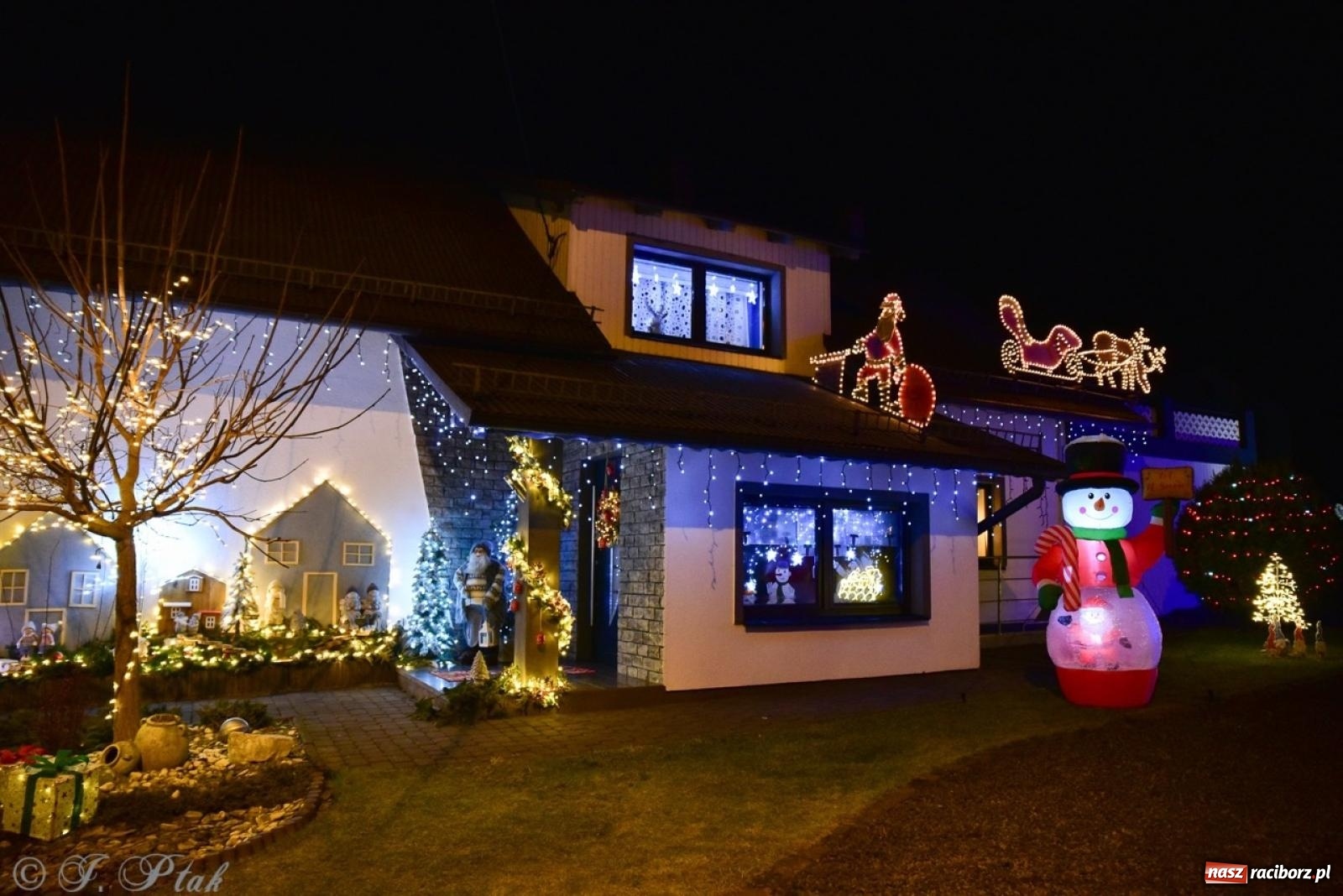 Zdjęcie w galerii na portalu naszraciborz.pl: Śląskie Griswoldowo, czyli Nowa Wioska zaprasza do świątecznego świata iluminacji wiadomości z regionu