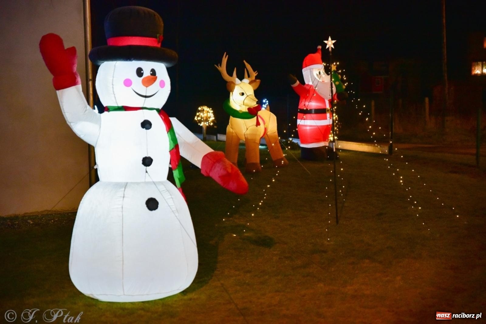 Zdjęcie w galerii na portalu naszraciborz.pl: Śląskie Griswoldowo, czyli Nowa Wioska zaprasza do świątecznego świata iluminacji wiadomości z regionu