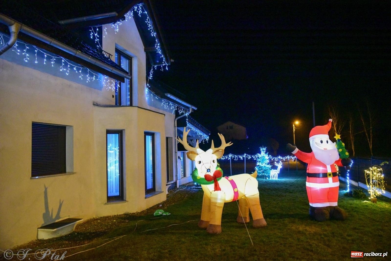 Zdjęcie w galerii na portalu naszraciborz.pl: Śląskie Griswoldowo, czyli Nowa Wioska zaprasza do świątecznego świata iluminacji wiadomości z regionu