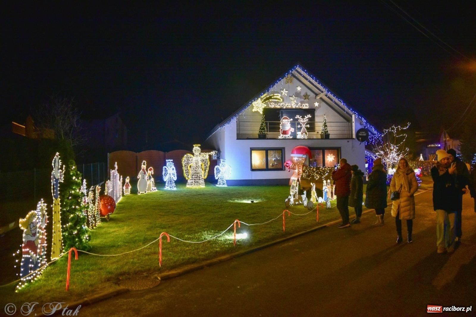 Zdjęcie w galerii na portalu naszraciborz.pl: Śląskie Griswoldowo, czyli Nowa Wioska zaprasza do świątecznego świata iluminacji wiadomości z regionu