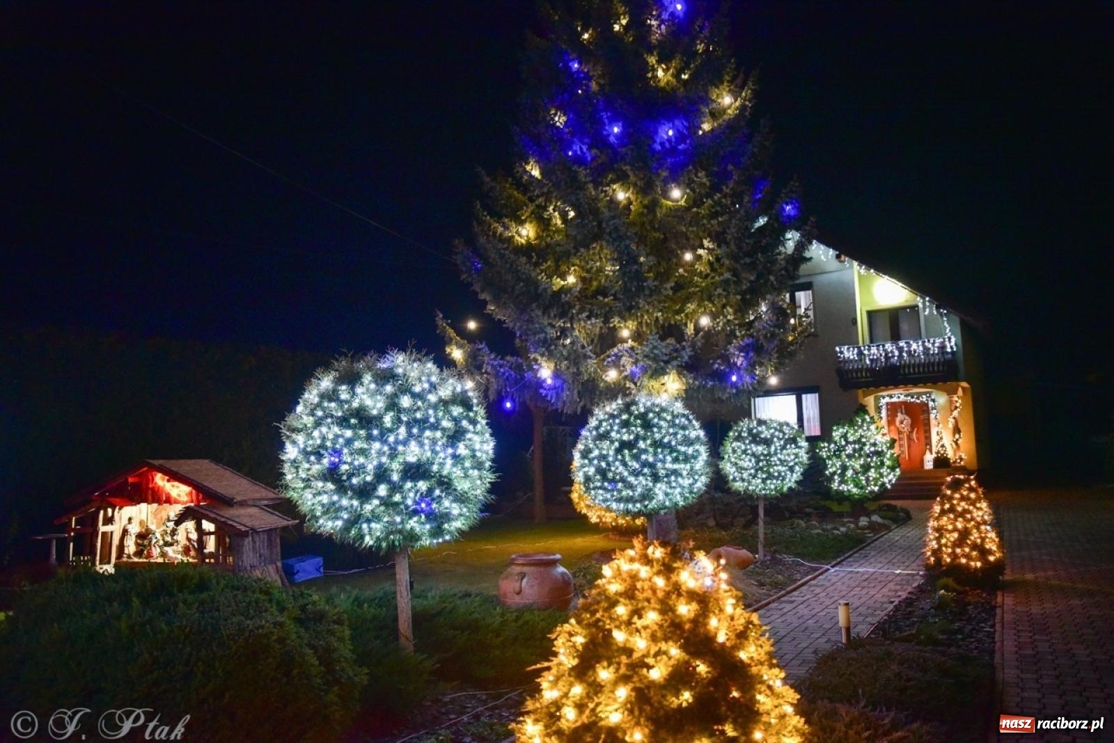 Zdjęcie w galerii na portalu naszraciborz.pl: Śląskie Griswoldowo, czyli Nowa Wioska zaprasza do świątecznego świata iluminacji wiadomości z regionu