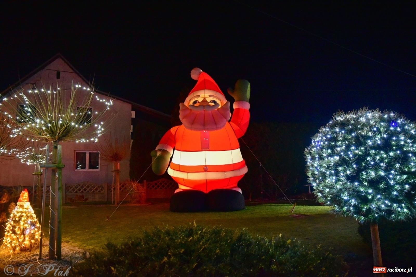 Zdjęcie w galerii na portalu naszraciborz.pl: Śląskie Griswoldowo, czyli Nowa Wioska zaprasza do świątecznego świata iluminacji wiadomości z regionu