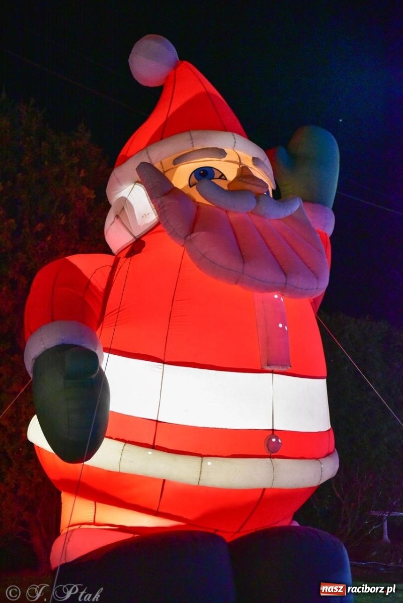 Zdjęcie w galerii na portalu naszraciborz.pl: Śląskie Griswoldowo, czyli Nowa Wioska zaprasza do świątecznego świata iluminacji wiadomości z regionu