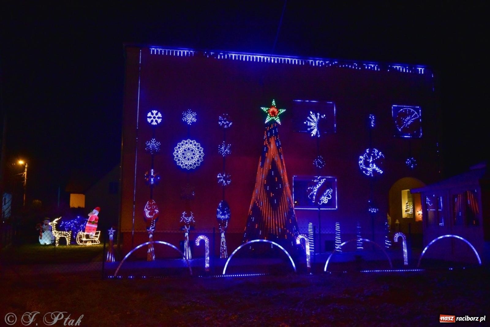 Zdjęcie w galerii na portalu naszraciborz.pl: Śląskie Griswoldowo, czyli Nowa Wioska zaprasza do świątecznego świata iluminacji wiadomości z regionu