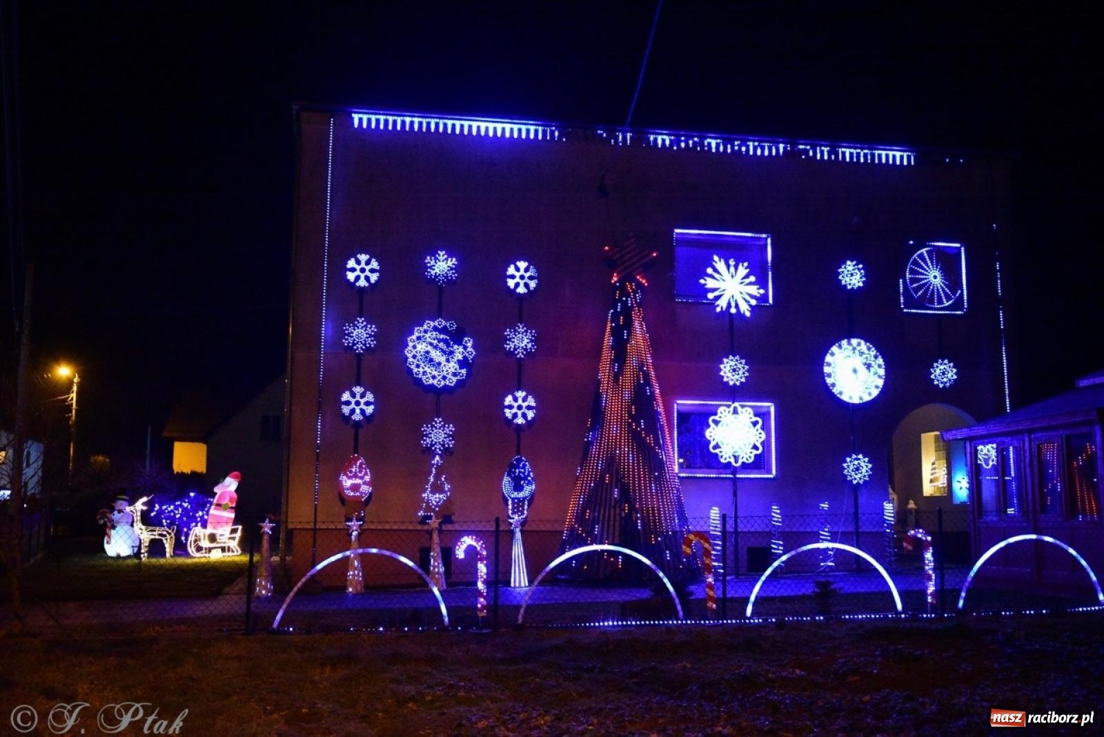 Zdjęcie w galerii na portalu naszraciborz.pl: Śląskie Griswoldowo, czyli Nowa Wioska zaprasza do świątecznego świata iluminacji wiadomości z regionu