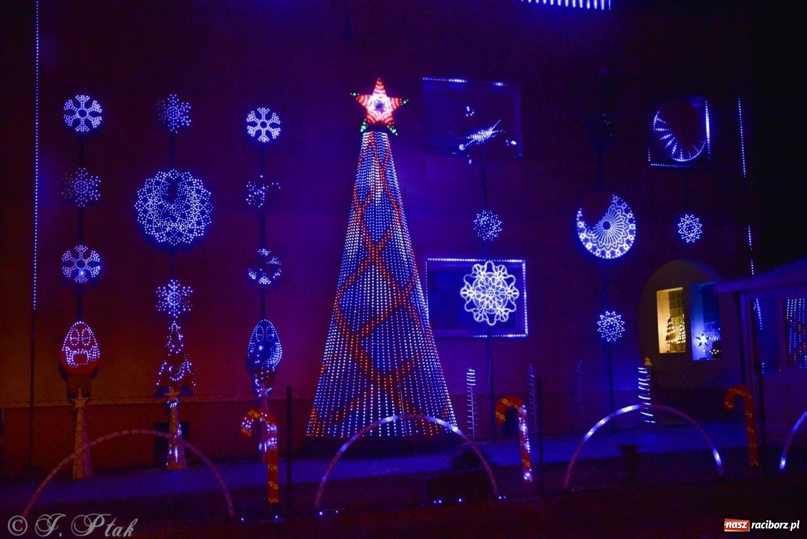 Zdjęcie w galerii na portalu naszraciborz.pl: Śląskie Griswoldowo, czyli Nowa Wioska zaprasza do świątecznego świata iluminacji wiadomości z regionu