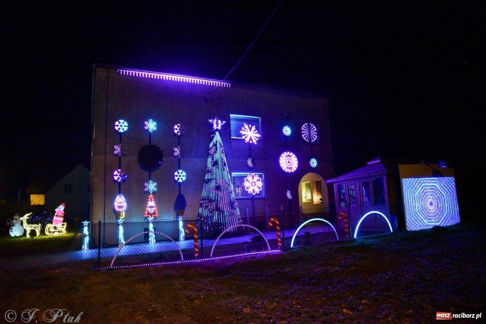 Zdjęcie w galerii na portalu naszraciborz.pl: Śląskie Griswoldowo, czyli Nowa Wioska zaprasza do świątecznego świata iluminacji wiadomości z regionu