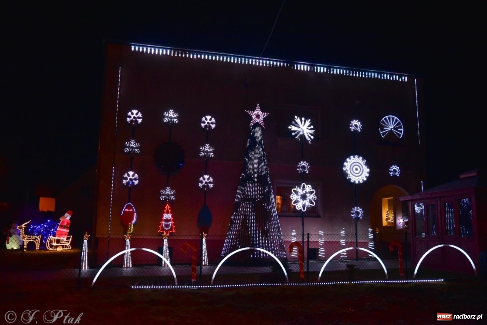 Zdjęcie w galerii na portalu naszraciborz.pl: Śląskie Griswoldowo, czyli Nowa Wioska zaprasza do świątecznego świata iluminacji wiadomości z regionu