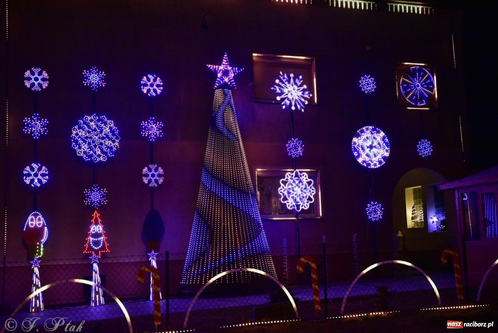 Zdjęcie w galerii na portalu naszraciborz.pl: Śląskie Griswoldowo, czyli Nowa Wioska zaprasza do świątecznego świata iluminacji wiadomości z regionu