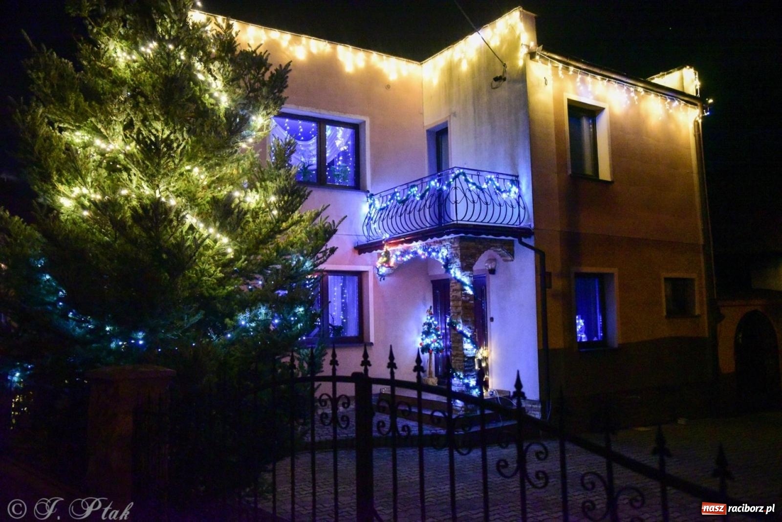 Zdjęcie w galerii na portalu naszraciborz.pl: Śląskie Griswoldowo, czyli Nowa Wioska zaprasza do świątecznego świata iluminacji wiadomości z regionu