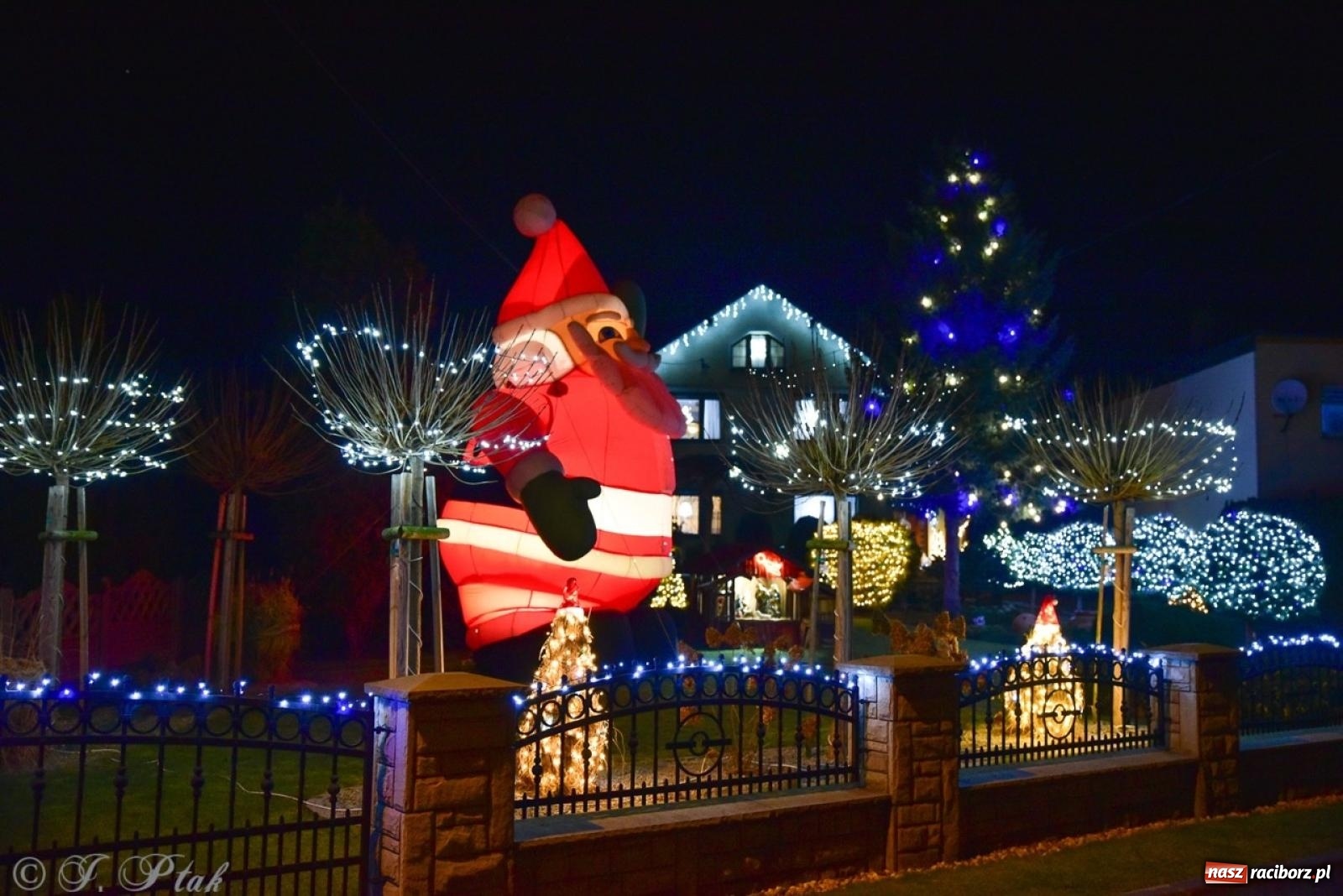 Zdjęcie w galerii na portalu naszraciborz.pl: Śląskie Griswoldowo, czyli Nowa Wioska zaprasza do świątecznego świata iluminacji wiadomości z regionu